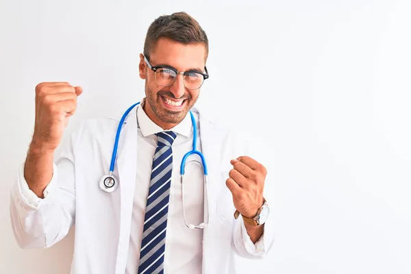 Junger Gutaussehender Arzt Mit Stethoskop Vor Isoliertem Hintergrund Sehr Glücklich — Stockfoto
