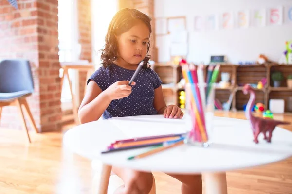 Hermosa Niña Dibujo Lindo Dibujo Utilizando Lápices Colores Jardín Infantes — Foto de Stock