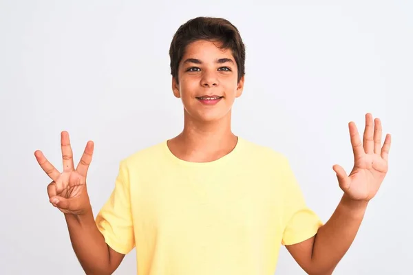 Красивый Подросток Стоящий Белом Изолированном Фоне Показывающий Пальцами Номер Восемь — стоковое фото