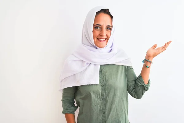 Young Beautiful Arab Woman Wearing Traditional Muslim Hijab Isolated Background — Stockfoto