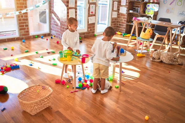 Entzückende Blonde Zwillinge Die Jede Menge Spielzeug Spielen Kochspielzeug Aus — Stockfoto