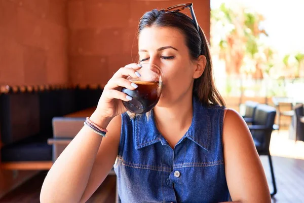 Joven Hermosa Mujer Sentada Restaurante Disfrutando Vacaciones Verano Bebiendo Refrescos — Foto de Stock