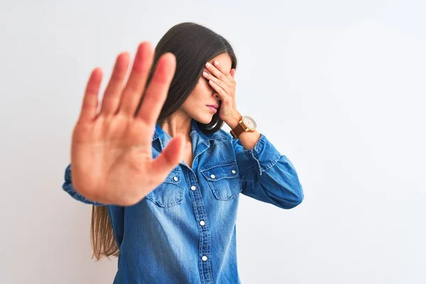 Junge Schöne Frau Lässigem Jeanshemd Die Vor Isoliertem Weißen Hintergrund — Stockfoto