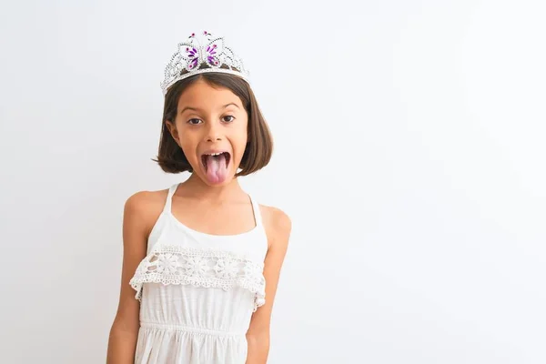 Hermosa Niña Con Corona Princesa Pie Sobre Fondo Blanco Aislado — Foto de Stock