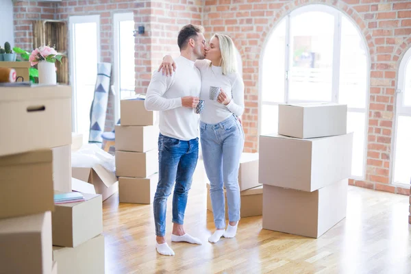 Junges Schönes Paar Steht Mit Tasse Kaffee Neuen Zuhause Und — Stockfoto