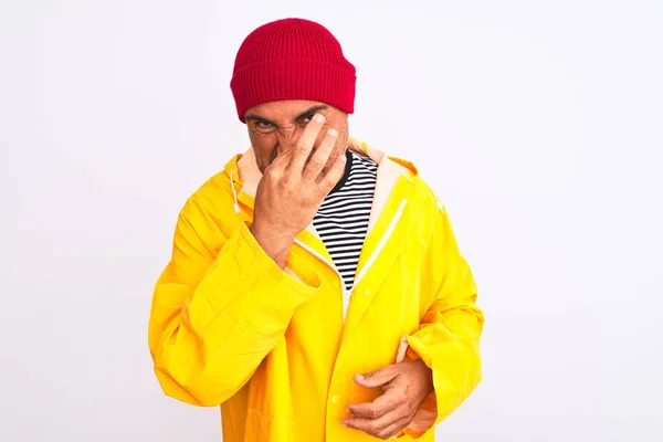 Homem Meia Idade Vestindo Capa Chuva Chapéu Sobre Fundo Branco — Fotografia de Stock