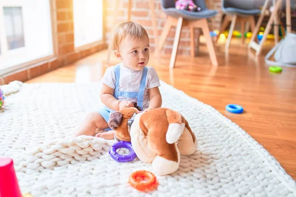 Schönes Kleinkind Auf Der Decke Jede Menge Spielzeug Kindergarten — Stockfoto