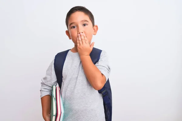 Όμορφο Μαθητικό Αγόρι Φορώντας Σακίδιο Κρατώντας Βιβλία Πάνω Από Απομονωμένο — Φωτογραφία Αρχείου