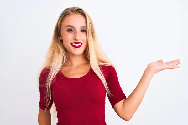 Młoda Piękna Kobieta Ubrana Czerwony Shirt Stojąca Nad Odizolowanym Białym — Zdjęcie stockowe