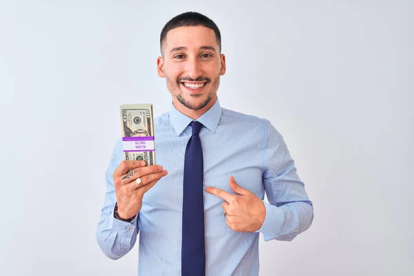 Νεαρός Όμορφος Επιχειρηματίας Που Κρατάει Χαρτονομίσματα Απομονωμένο Φόντο Πρόσωπο Έκπληξη — Φωτογραφία Αρχείου