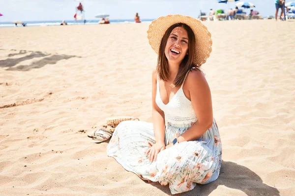 Jovem Mulher Bonita Sorrindo Feliz Desfrutando Férias Verão Praia Sentado — Fotografia de Stock