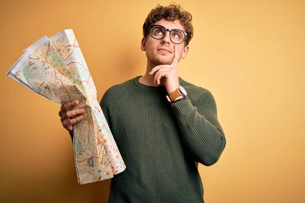 Jonge Blonde Toerist Vakantie Met Krullend Haar Holding Stadsplattegrond Gele — Stockfoto