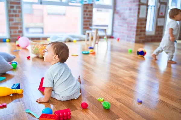 Crianças Bonitas Brincando Torno Lotes Brinquedos Jardim Infância — Fotografia de Stock