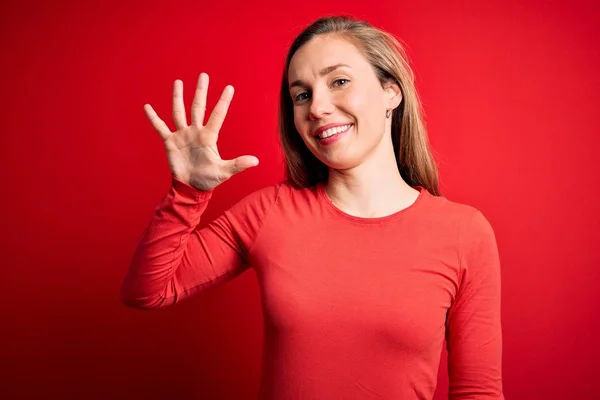 Jovem Mulher Loira Bonita Vestindo Camiseta Casual Sobre Fundo Vermelho — Fotografia de Stock