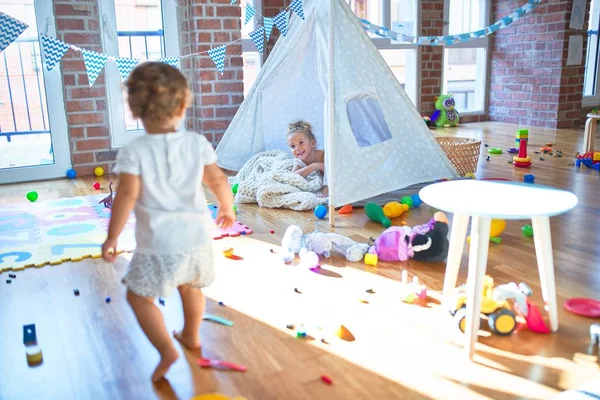 Lindas Crianças Brincando Dentro Tipi Sobre Cobertor Torno Lotes Brinquedos — Fotografia de Stock