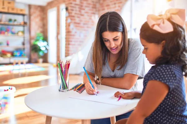 Mooie Leraar Peuter Meisje Tekening Tekenen Met Behulp Van Gekleurde — Stockfoto