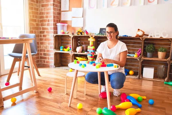 Bella Insegnante Bambino Ragazzo Che Gioca Con Blocchi Costruzione Bulding — Foto Stock