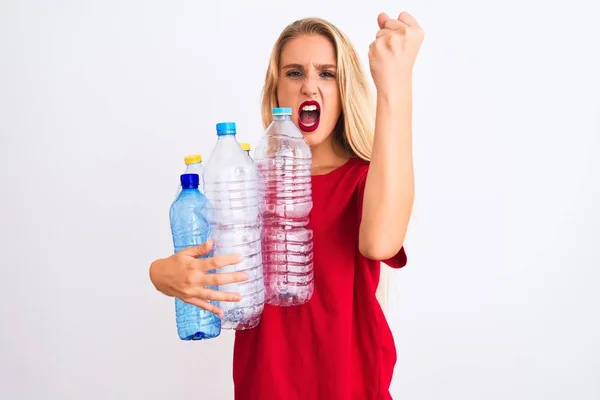 Молодая Красивая Женщина Переработка Пластиковых Бутылок Стоя Изолированном Белом Фоне — стоковое фото