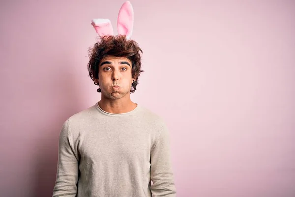 Mladý Pohledný Muž Držící Velikonoční Králičí Uši Stojící Nad Osamělým — Stock fotografie