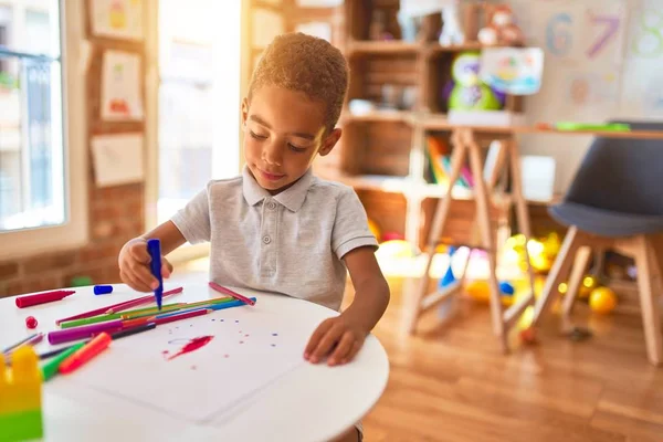 Vacker Afrikansk Amerikansk Barn Ritning Med Papper Och Markör Penna — Stockfoto