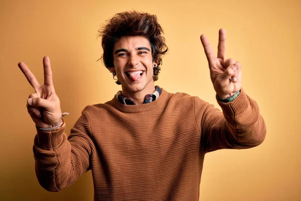 Homem Bonito Jovem Vestindo Camisa Casual Suéter Sobre Fundo Amarelo — Fotografia de Stock