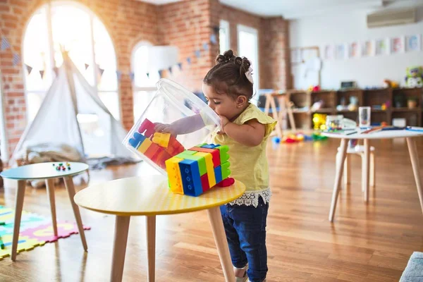 Hermoso Niño Jugando Mesa Con Los Bloques Construcción Juguetes Jardín — Foto de Stock