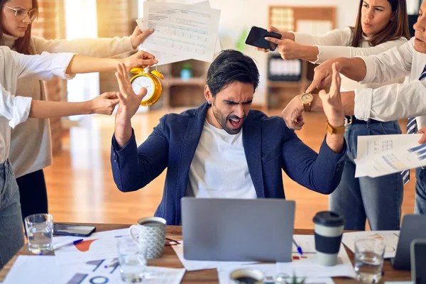 Grupo Empresários Que Trabalham Conjunto Parceiros Salientando Deles Escritório — Fotografia de Stock