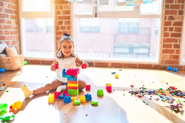 Joven Niña Rubia Hermosa Disfrutando Escuela Juego Con Juguetes Jardín — Foto de Stock