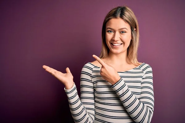 Jong Mooi Blond Vrouw Dragen Casual Gestreept Shirt Paars Geïsoleerde — Stockfoto