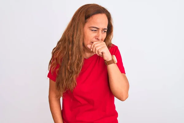 中年妇女站在白色孤立的背景下感到身体不适 咳嗽是感冒或支气管炎的症状 保健概念 — 图库照片