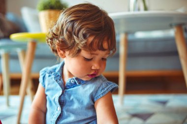 Halı üzerinde oyuncaklar ile oynayan güzel yürümeye başlayan çocuk kız