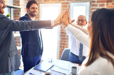 Ofiste el ele duran bir grup işçi.