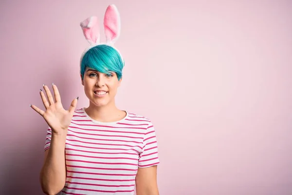 Jovem Mulher Com Cabelo Azul Moda Vestindo Orelhas Coelho Páscoa — Fotografia de Stock