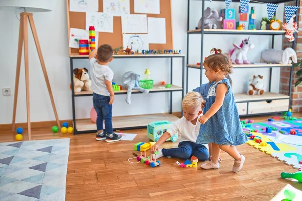 Adorabile Gruppo Bambini Che Giocano Giro Sacco Giocattoli All Asilo — Foto Stock