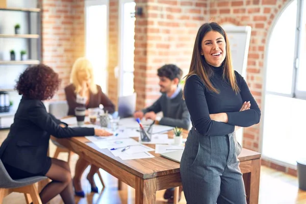 一緒に仕事をしている企業のグループ 若いです美しいです女性立って笑顔幸せ見ますザ カメラでザ オフィス — ストック写真