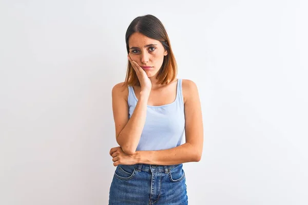 Mooie Roodharige Vrouw Staan Geïsoleerde Achtergrond Denken Kijken Moe Verveeld — Stockfoto