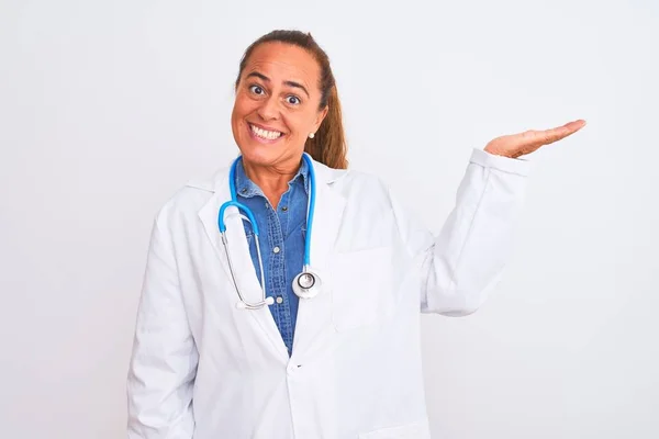 Dojrzała Lekarz Średnim Wieku Kobieta Nosząca Stetoskop Odosobnionym Tle Uśmiechnięta — Zdjęcie stockowe