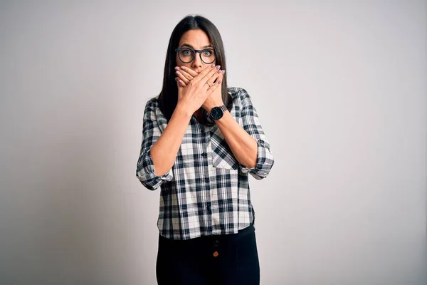 Mujer Morena Joven Con Ojos Azules Vistiendo Camisa Casual Gafas — Foto de Stock