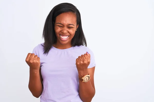 美しい若いアフリカ系アメリカ人女性非常に幸せと興奮の腕を上げ 勝者のジェスチャを行う分離の背景に笑みを浮かべて 成功のために叫んで お祝いのコンセプト — ストック写真