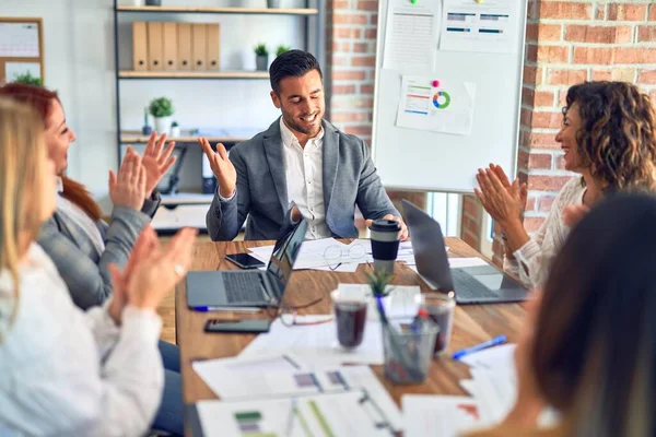 Grupo Trabajadores Negocios Sonriendo Felices Confiados Trabajando Juntos Con Sonrisa — Foto de Stock