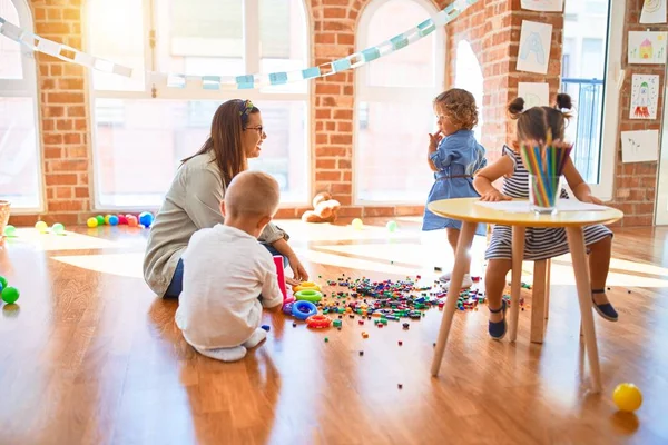 Schöne Lehrerin Und Kleinkindgruppe Spielen Kindergarten Viel Spielzeug — Stockfoto