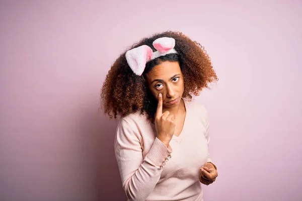 Fiatal Afro Amerikai Afro Haj Visel Nyuszi Fülek Felett Rózsaszín — Stock Fotó