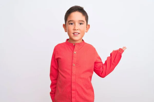 Hermoso Niño Con Elegante Camisa Roja Pie Sobre Fondo Blanco —  Fotos de Stock