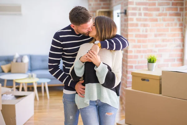 Junges Schönes Paar Umarmt Und Küsst Sich Neuen Zuhause Kartons — Stockfoto