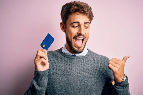 Young Customer Man Beard Holding Credit Card Payment Pink Background — ストック写真