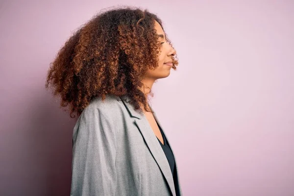 Młoda Afrykańska Bizneswoman Afro Włosy Noszące Elegancką Kurtkę Patrząc Bok — Zdjęcie stockowe