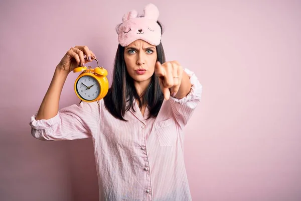 Jovem Morena Com Olhos Azuis Usando Pijama Máscara Ocular Segurando — Fotografia de Stock