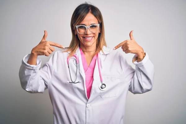 Średniego Wieku Piękna Lekarz Kobieta Noszenie Różowy Stetoskop Odizolowanym Białym — Zdjęcie stockowe