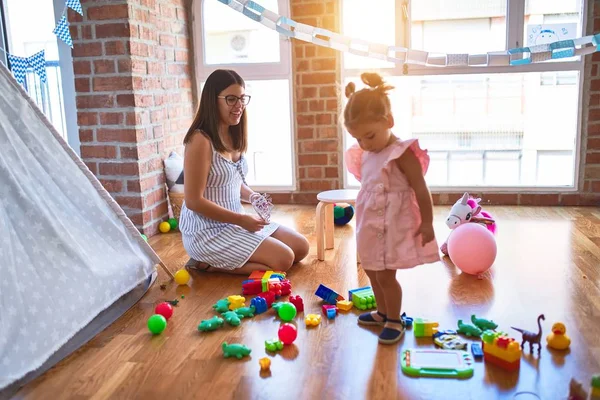 Jeune Belle Enseignante Tout Petit Jouant Maternelle — Photo