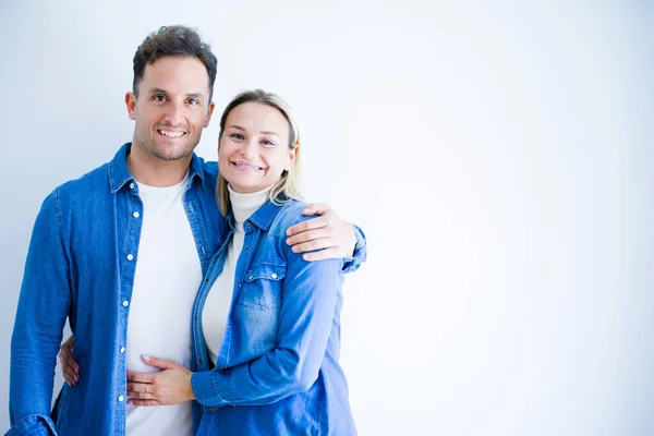 Jovem Casal Bonito Vestindo Camisa Jeans Sobre Fundo Branco Isolado — Fotografia de Stock